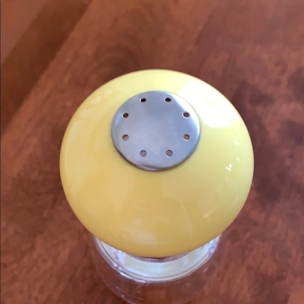 Yellow acrylic salt shaker - Picture 2 of 4